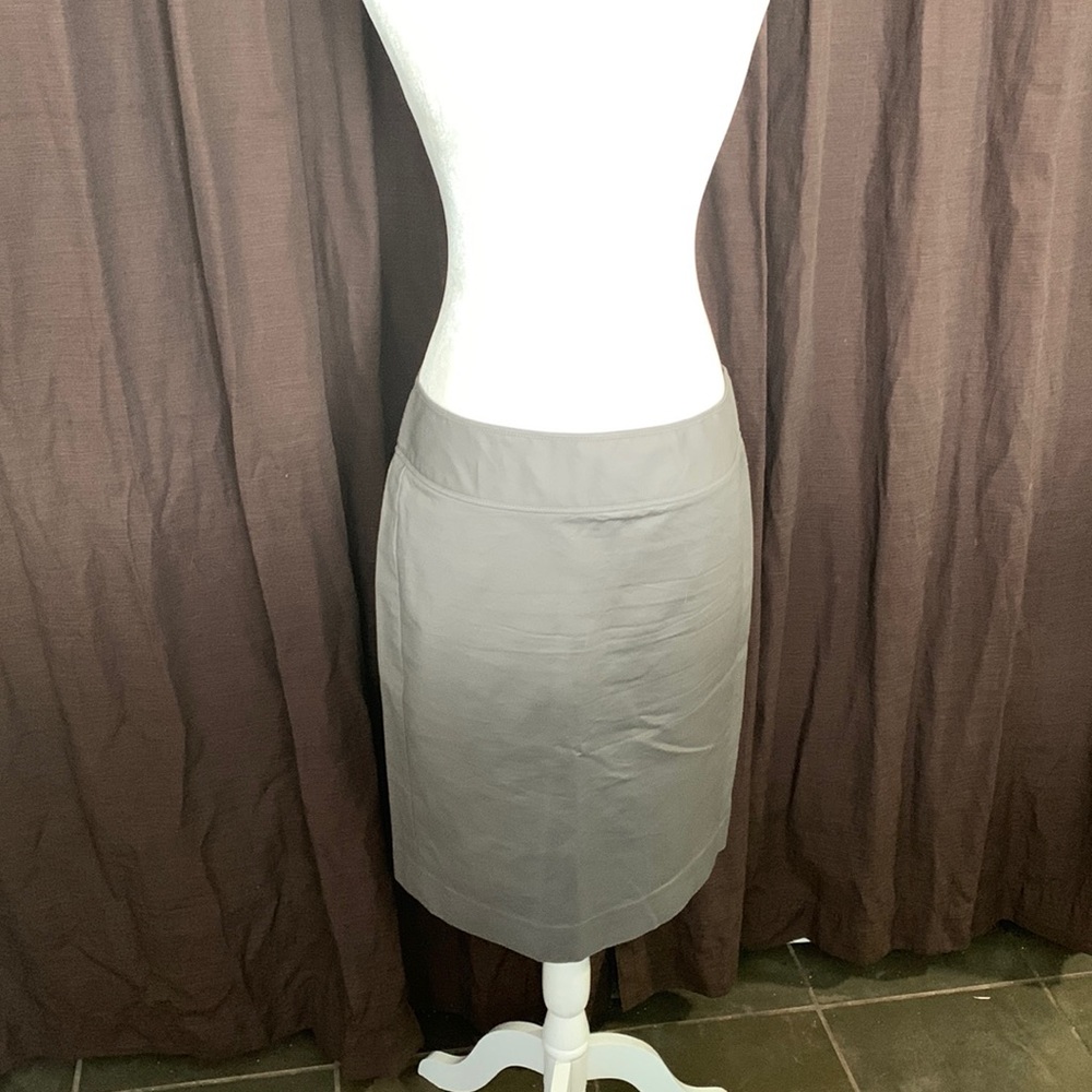 🌈Bundle any 3 items under $10 & I will offer for $10 GAP pencil skirt